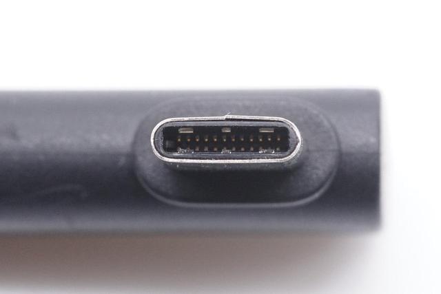 内置光纤模块的CC线缆长什么样?拆解脸书Oculus VR专用线揭晓